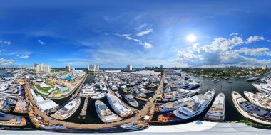 Fort Lauderdale, FL, ABD - 28 Ekim 2025: Havacılık 360 VR eşdörtgen fotoğraf Fort Lauderdale International Boat Show 2025