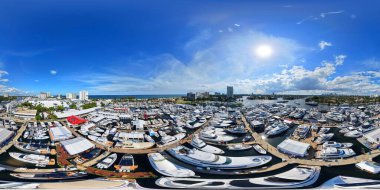 Fort Lauderdale, FL, ABD - 28 Ekim 2025: Havacılık 360 VR eşdörtgen fotoğraf Fort Lauderdale International Boat Show 2025