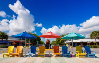 Şemsiyeli bir sıra renkli renk. Lauderdale Deniz kenarında