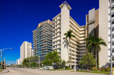 Pompano Beach Florida 'daki yeni ve eski apartman binaları