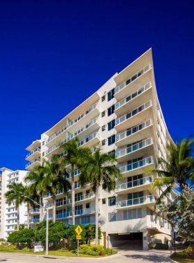 Pompano Plajı, FL, ABD - 14 Kasım 2025: Luna Okyanusu Konutları Pompano Sahili Florida