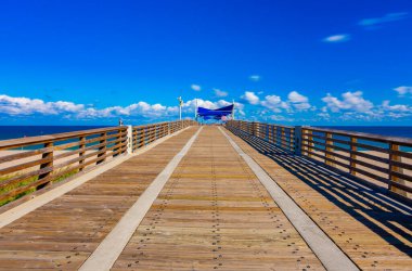 Pompano Sahili Balıkçılık İskelesi Atlantik Okyanusu üzerinde. Bulutlara ve insanlara uzun süre maruz kalmak
