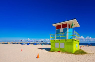 Pompano Sahili 'ndeki Cankurtaran Kulesi. Florida ABD 2025.