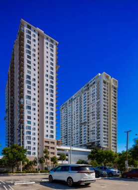 Pompano Beach, FL, ABD - 14 Kasım 2025: Pompano Beach Club North ve South Condominium Kuleleri yenileniyor ve onarılıyor