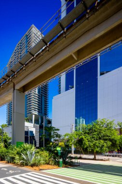 2025 Brickell Miami şehri. Arka planda yüksek kuleleri olan tramvay hattının dikey görünümü 2025
