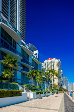 Brickell Körfezi 'ndeki Miami' deki stok görüntü yükseltici kuleleri