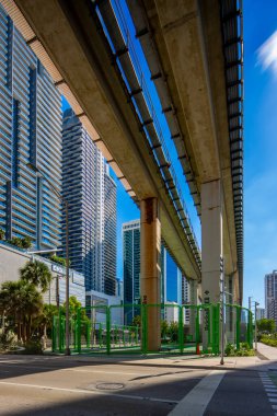 Brickell Miami, FL, ABD - 17 Kasım 2025: Brickell Tren yolunun altındaki spor sahaları