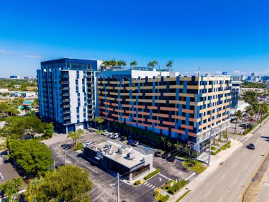 Oakland Park, FL, ABD - 11 Kasım 2025 Oaklyn kiralık apartmanı renkli otopark cephesi