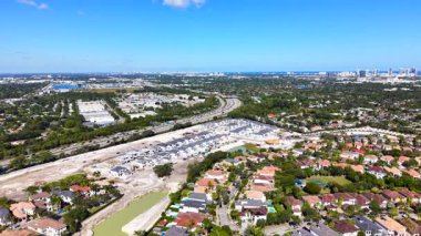 Miami 2025 'teki bir konut inşaatının hava aracı görüntüsü.