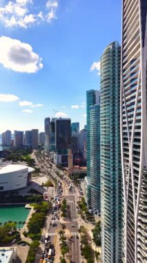 Miami, FL, ABD - 27 Kasım 2025: Sosyal medya için Miami şehir merkezi dikey görüntüleri