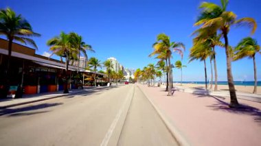 Fort Lauderdale, FL, ABD - 28 Kasım 2025 Fort Lauderdale Stock Video 2025. 8K 24p 'lik bisiklet şeridi fpv çekimi.