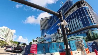 Fort Lauderdale, FL, ABD - 28 Kasım 2025: Broward County Kongre Merkezi ve Omni Hotel inşaatın son aşamaları Fort Lauderdale Florida 2025