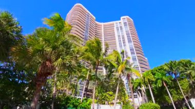 Fort Lauderdale, FL, ABD - 28 Kasım 2025 LHermitage Community Association Condominium Lauderdale Beach FL