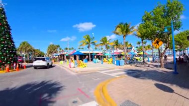 Fort Lauderdale, FL, ABD - 28 Kasım 2025: Lauderdale by The Sea Florida 2025. Restoranlar ve şirketler tarafından yapılan 8k motion video