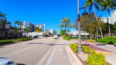 Fort Lauderdale, FL, ABD - 28 Kasım 2025: Motion video Galt Mile Fort Lauderdale bisiklet yolu pov 8k 24p