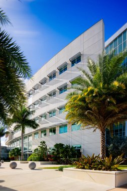 Sunrise, FL, ABD - 1 Aralık 2025: Gündoğumu Belediye Binası kompleksi 2024 yılında inşa edildi