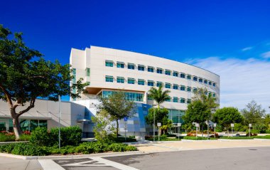 Sunrise, FL, ABD - 1 Aralık 2025: Gündoğumu Belediye Binası kompleksi 2024 yılında inşa edildi