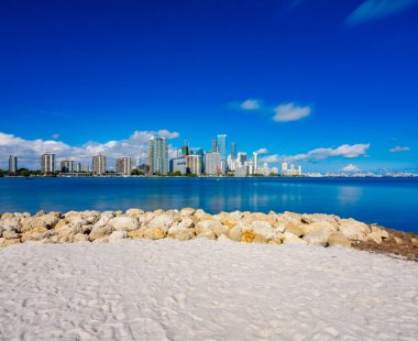 Key Biscayne 'deki kumsalda Brickell' in manzarası uzakta.