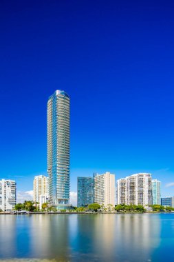 Miami, FL, ABD - 7 Aralık 2025 Una Konutları Brickell Miami Key Biscayne Florida 'dan görüldü