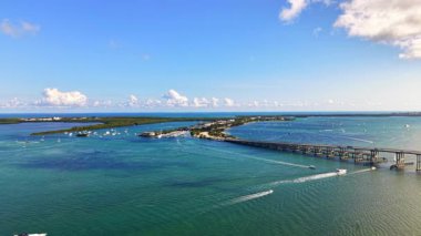Miami 'de helikopter turu. Miami Key Biscayne Florida üzerinde uçan bir helikopterin ve suyun üzerinde köprü kuran bir helikopterin videosu.