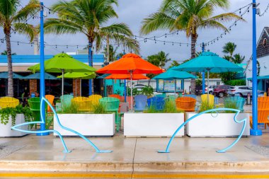 Fort Lauderdale, FL, ABD - 9 Aralık 2025: Lauderdale Deniz Balığı Bisiklet parkı ve oturma alanı