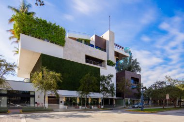 Miami Beach, FL, ABD - 12 Aralık 2025: 1. caddedeki Miami Beach 'te lüks restoranlar. Modern mimari