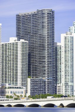 Miami, FL, ABD - 12 Aralık 2025: Aria at the Bay Condominium. Lüks Miami konut kulesi