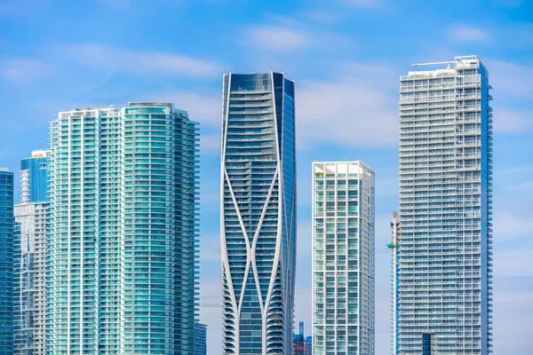 Miami 'nin merkezindeki bir grup apartman dairesi. Yumuşak su ve gökyüzü için uzun pozlama