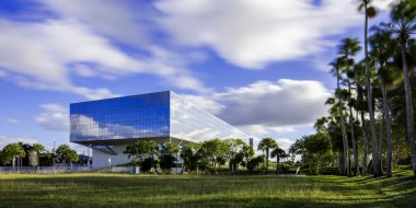 Sunrise, FL, ABD - 16 Aralık 2025: Sunrise Florida American Express binasının uzun pozlama görüntüleri