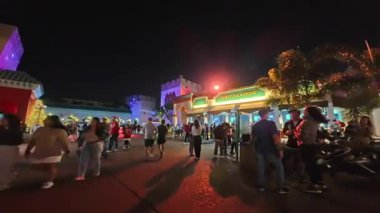 Tampa, FL, ABD - 14 Aralık 2025: 2025 çıkışına doğru Busch Gardens Gece Yürüyüşü