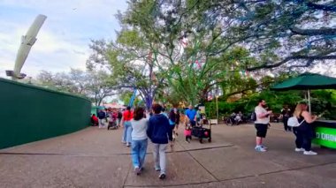 Tampa, FL, ABD - 14 Aralık 2025: Busch Gardens Tampa FL 2025 POV yürüyüş turu