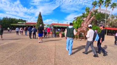 Tampa, FL, ABD - 14 Aralık 2025 Busch Gardens Tampa Florida giriş kapısı ve bilet kuyruğu