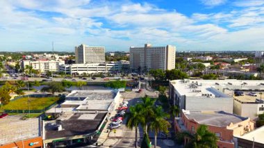 Miami Springs, FL, ABD - 12 Aralık 2025: Air stock video Miami Springs Florida şirketleri 4k 24 p 2025