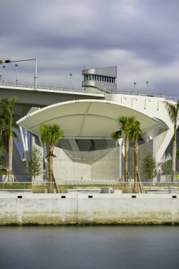 Fort Lauderdale Florida 2025 'teki sahil parkı sahnesi. Bulanık gökyüzüne ve suya uzun süre maruz kalmak