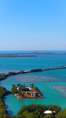 Florida Keys 4k 24p 'de deniz aşırı otobanda hava telefoto görüntüsü.