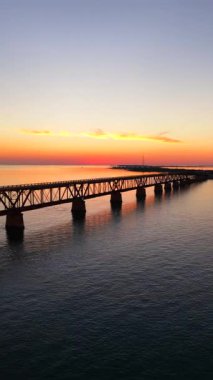 Eski Bahia Honda Köprüsü 'nün 6k havası Florida Keys' de gün batımı