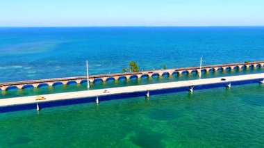 Florida Keys 'deki ağaç Fred. 6k hava aracı stok video Seven Mile Köprüsü 2025