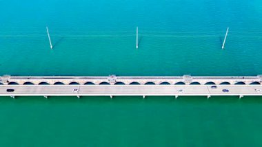 Florida Keys Denizaşırı Karayolu ve Florida Keys Denizaşırı Miras Yolu 2025 'te 6k insansız hava aracı video klibi.