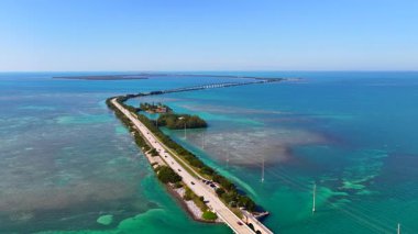 Florida Keys havayolları kuruluyor. Deniz aşırı otobanın insansız hava aracı görüntüsü ve geniş okyanus manzarası 2025