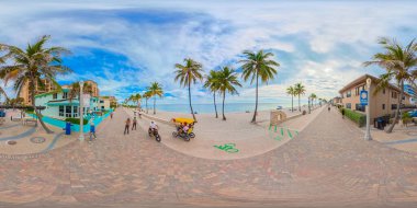 Hollywood, FL, ABD - 4 Ocak 2026 eşkenar dörtgen fotoğraf Hollywood Sahili tahta yolu 2026