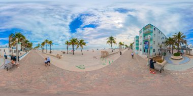 Hollywood, FL, ABD - 4 Ocak 2026 eşkenar dörtgen fotoğraf Hollywood Sahili tahta yolu 2026