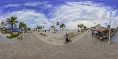 Hollywood, FL, ABD - 4 Ocak 2026 eşkenar dörtgen fotoğraf Hollywood Sahili tahta yolu 2026