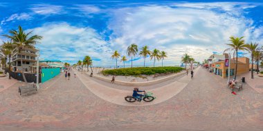 Hollywood, FL, ABD - 4 Ocak 2026 eşkenar dörtgen fotoğraf Hollywood Sahili tahta yolu 2026