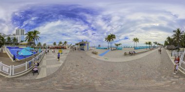 Hollywood, FL, ABD - 4 Ocak 2026 eşkenar dörtgen fotoğraf Hollywood Sahili tahta yolu 2026