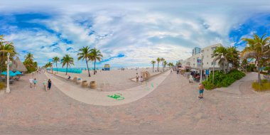 Hollywood, FL, ABD - 4 Ocak 2026 eşkenar dörtgen fotoğraf Hollywood Sahili tahta yolu 2026