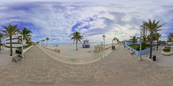 Hollywood, FL, ABD - 4 Ocak 2026 eşkenar dörtgen fotoğraf Hollywood Sahili tahta yolu 2026