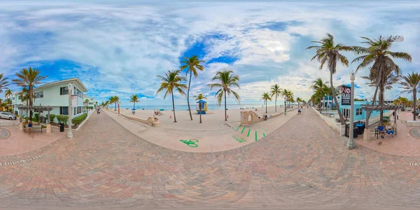 Hollywood, FL, ABD - 4 Ocak 2026 eşkenar dörtgen fotoğraf Hollywood Sahili tahta yolu 2026