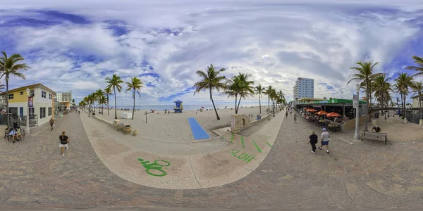 Hollywood, FL, ABD - 4 Ocak 2026 eşkenar dörtgen fotoğraf Hollywood Sahili tahta yolu 2026