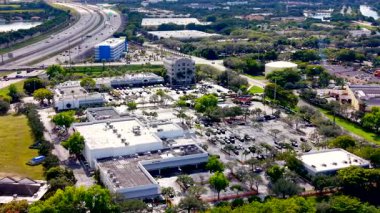 Sunrise, FL, ABD - 8 Ocak 2026: Hilton Weston 'ın yeni inşa ettiği Home2 Suites' in yanındaki Hint İz Alışveriş Merkezi