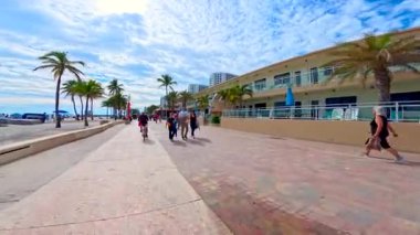 Hollywood, FL, ABD - 4 Ocak 2026: Hollywood Sahili 'ndeki restoranlar 4K 60p